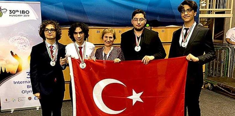 Hasan Zeki Yıldız, Dünya Biyoloji Olimpiyatında Gümüş Madalya Kazandı.