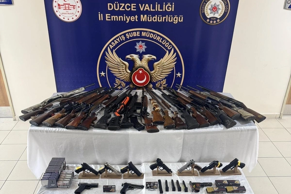Düzce’de silah teşhirine 20 gözaltı!