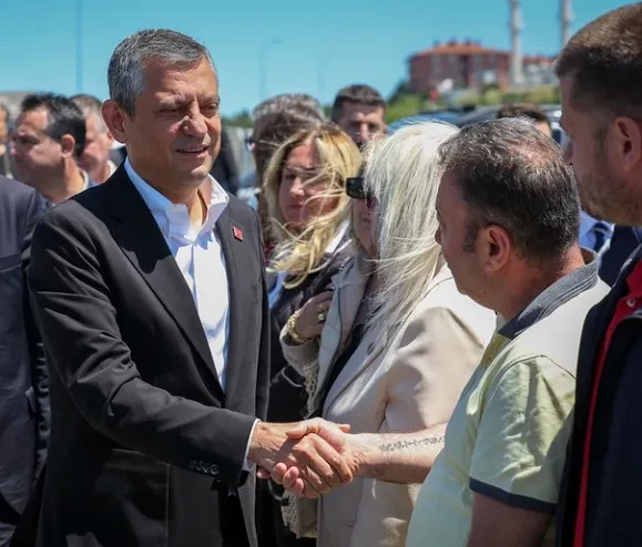 Ahtapot Gördüm Diyor, Başka Gören Yok