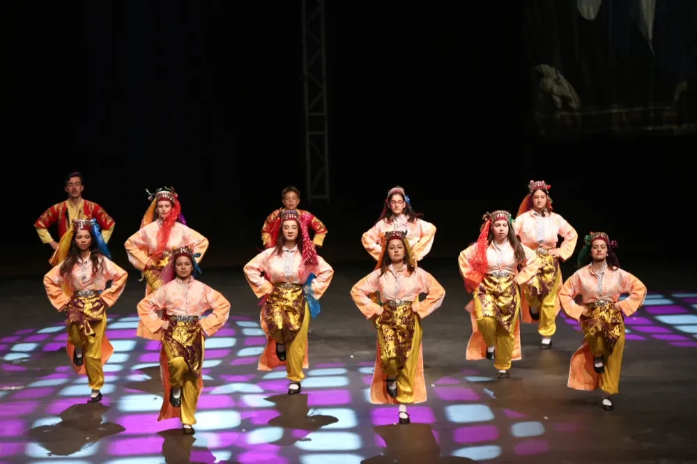  500 Dansçının Muhteşem Gösterisi