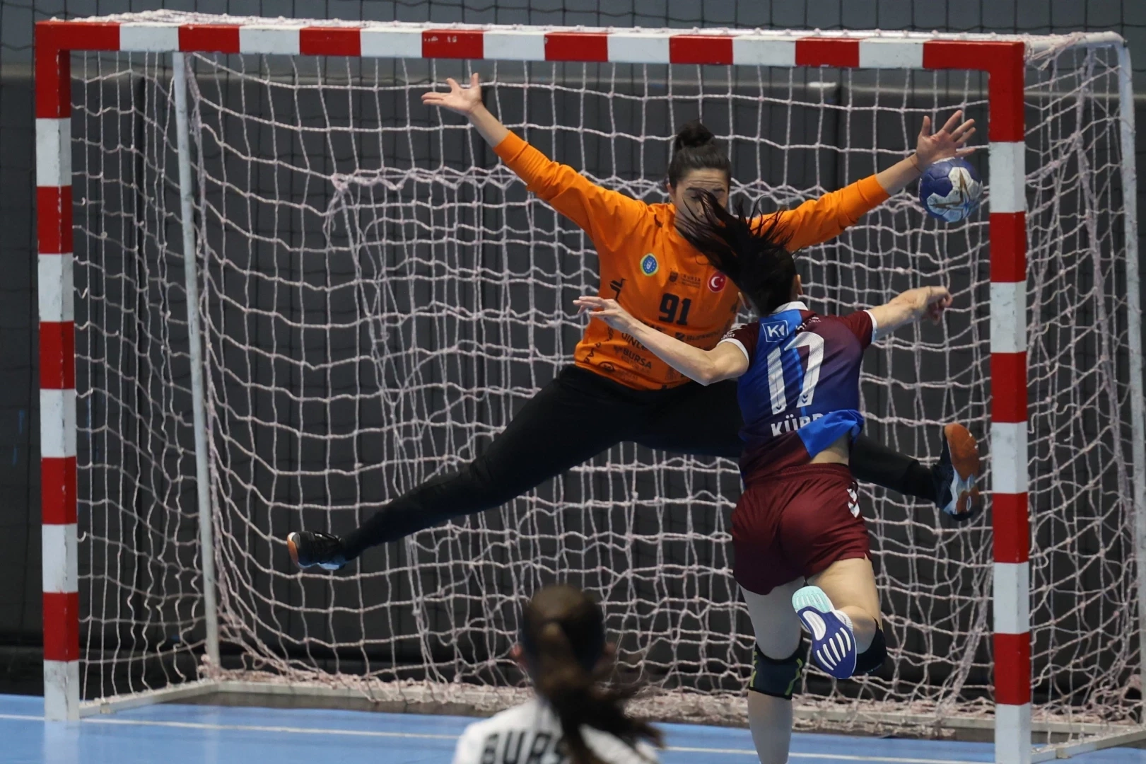 Kadın hentbolcular sezona beraberlikle başladı