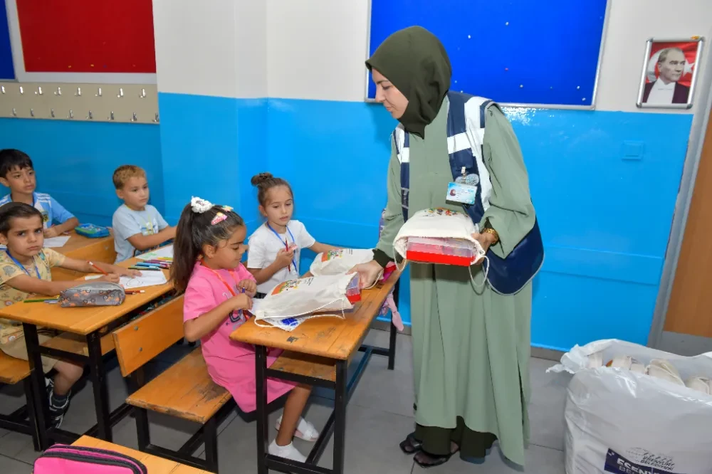 26 Bin Öğrenciye Kırtasiye Seti Dağıtıldı